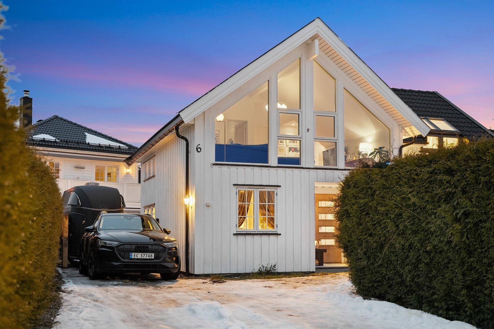 Biloppstillingsplasser på gårdsplass med montert ladeboks fra Easee. Velkommen til visning! Galleribilde