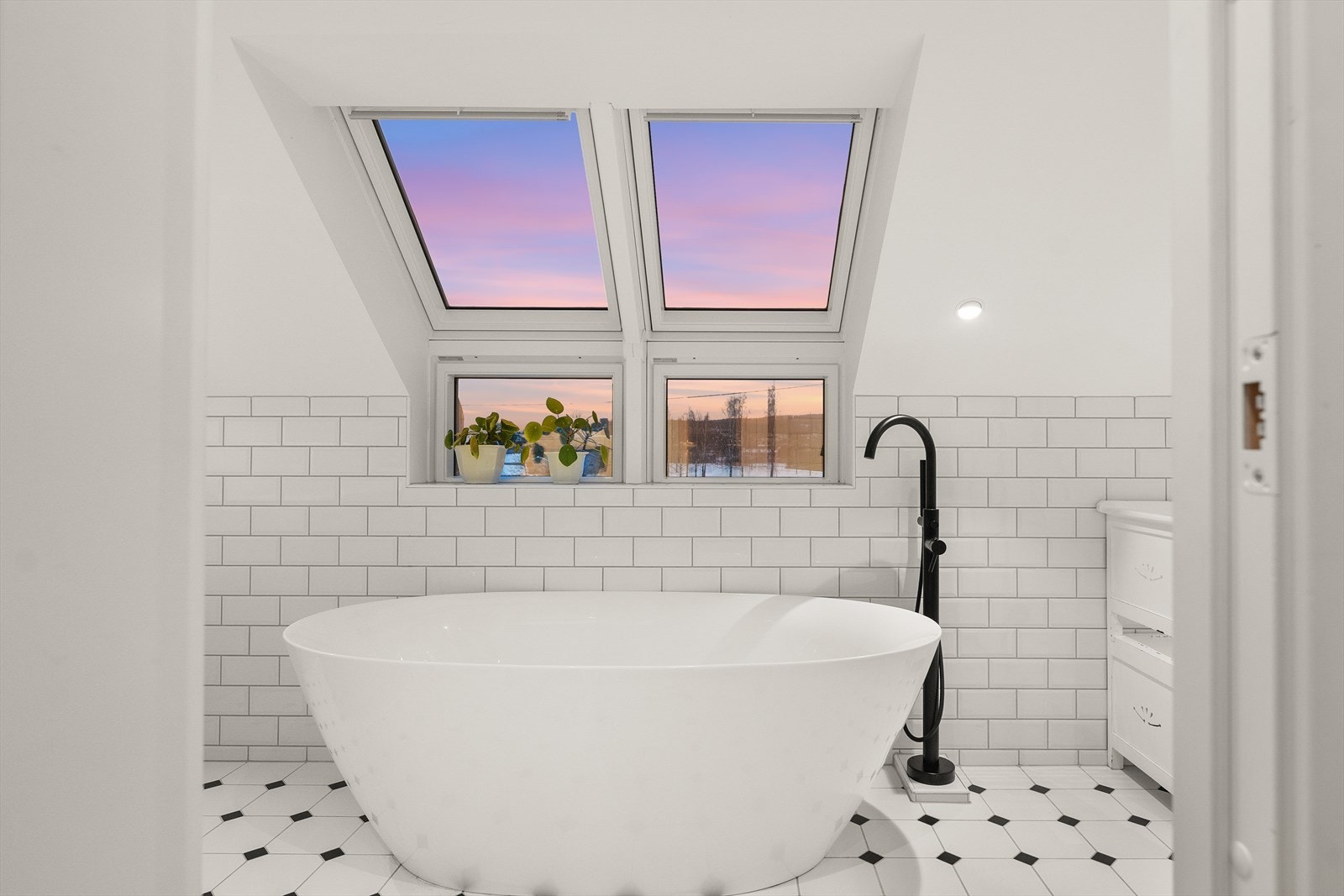Her finner du både badekar og dusj, noe som gjør badet perfekt for både avslapning og daglig bruk. Over badekaret er det også to store og stemningsskapende takvinduer! Galleribilde
