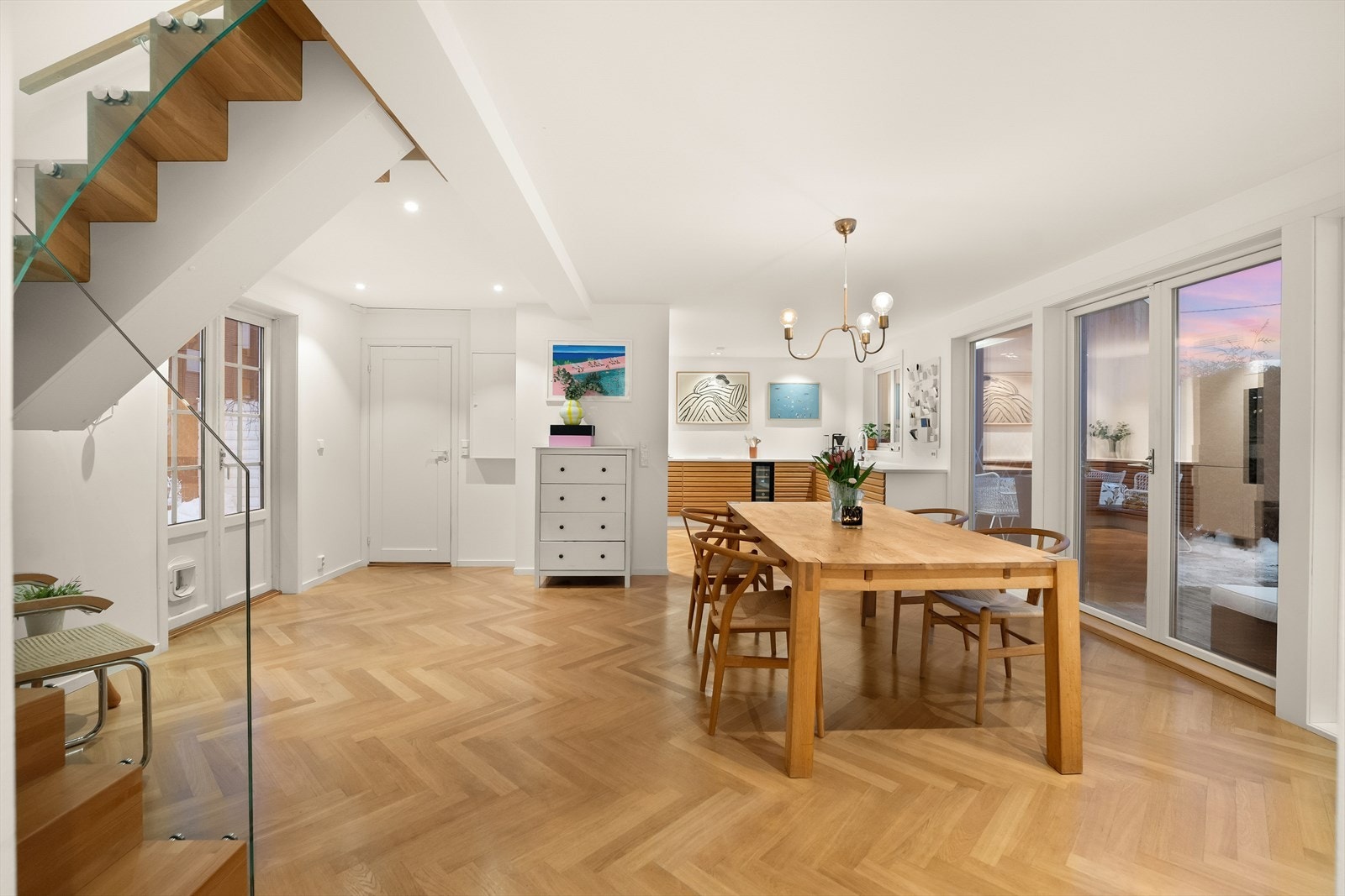 I spisestuen har man god plass til større selskap og middagssammenkomster. Gulvet er dekket av elegant fiskebeinsparkett med varmekabler, som er gjennomgående for kjøkken, spisestue og peisstue. Galleribilde