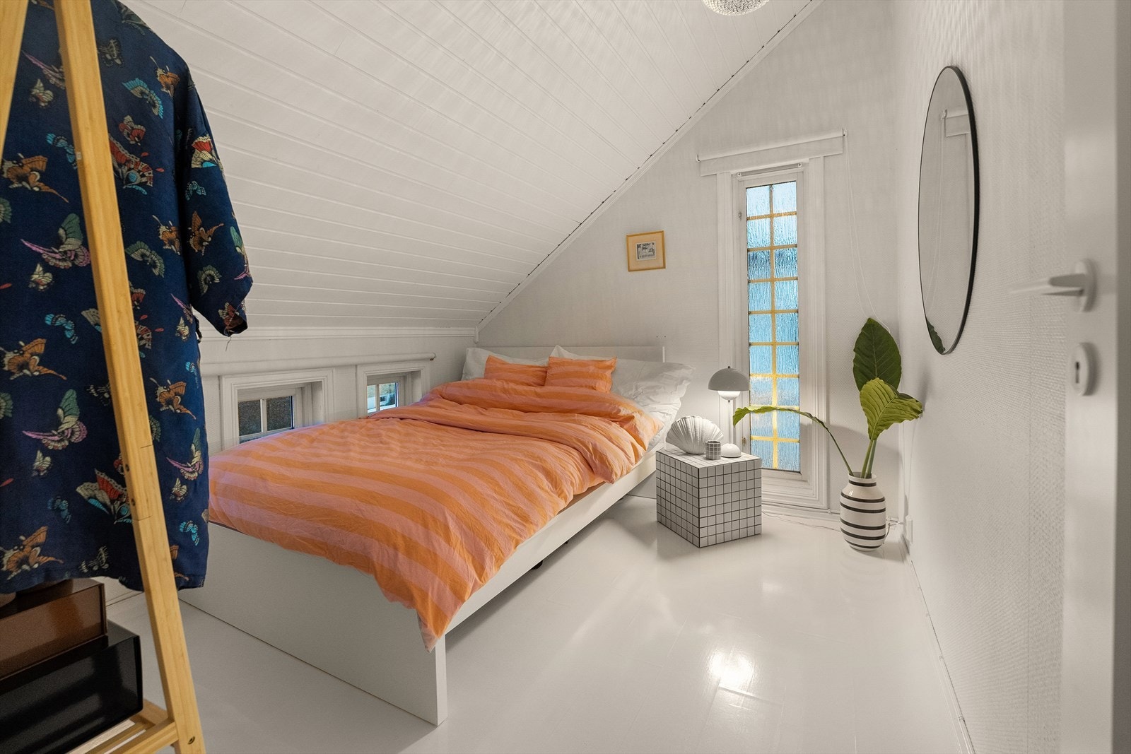 I andre etasje finner du to romslige soverom, med gode muligheter for fleksibel innredning. Galleribilde