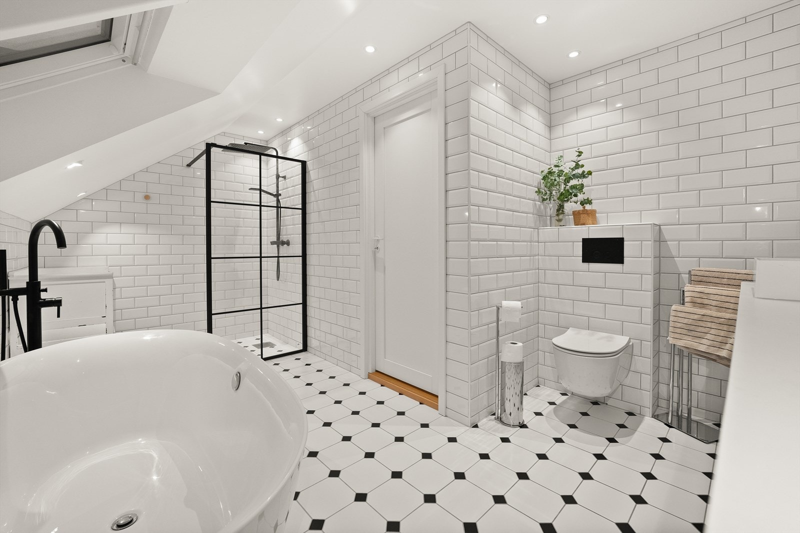 Badet i andre etasje er nytt fra 2021 og har et tidløst og elegant design. Baderomsinnredningen er fra Dansani You Urban-serien, og gir en moderne, strømlinjeformet følelse Galleribilde