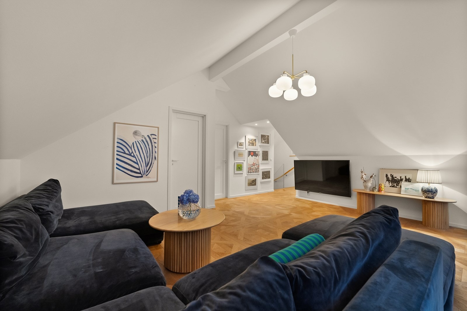 Stuen i andre etasje er en ideell plass for familieaktiviteter eller en rolig kveld med en bok. Galleribilde