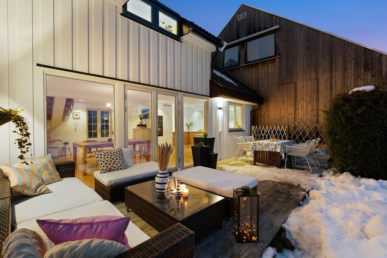Her har du svært gode solforhold med sol fra rundt kl. 12 til solnedgang. Hagen og uteplassen er perfekt for grilling, soling eller å samle venner og familie til sosiale sammenkomster! Galleribilde