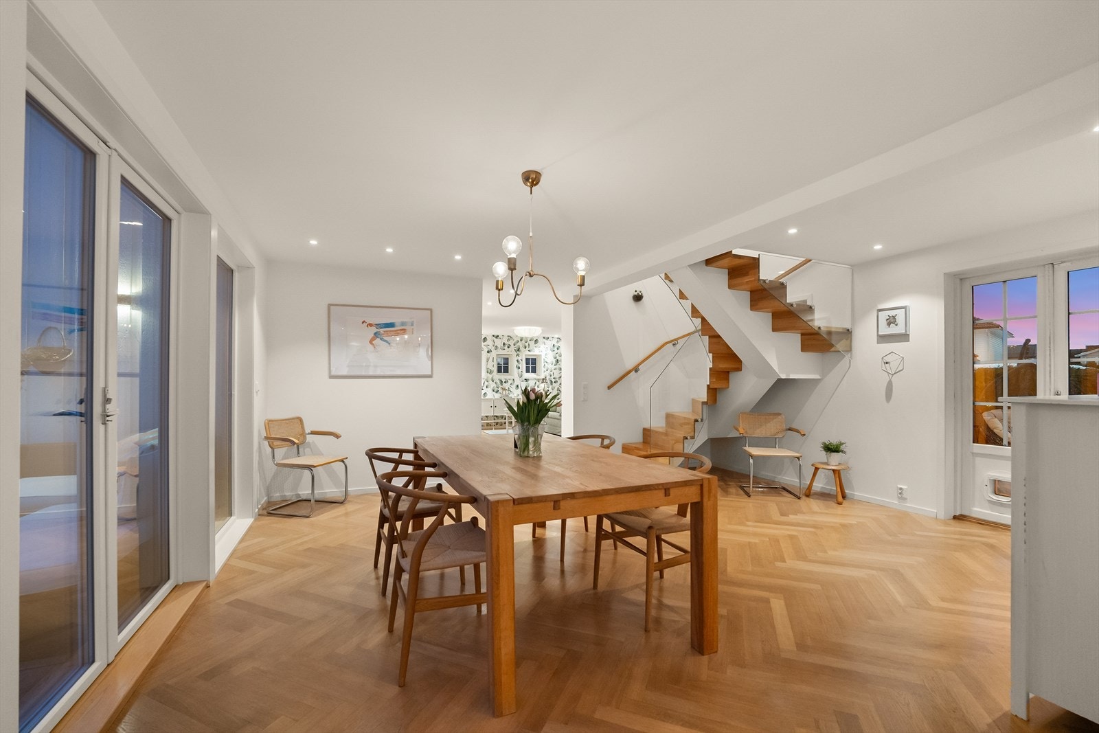 Går man gjennom spisestuen og ut på andre siden har man enda en uteplass å benytte seg av! Galleribilde