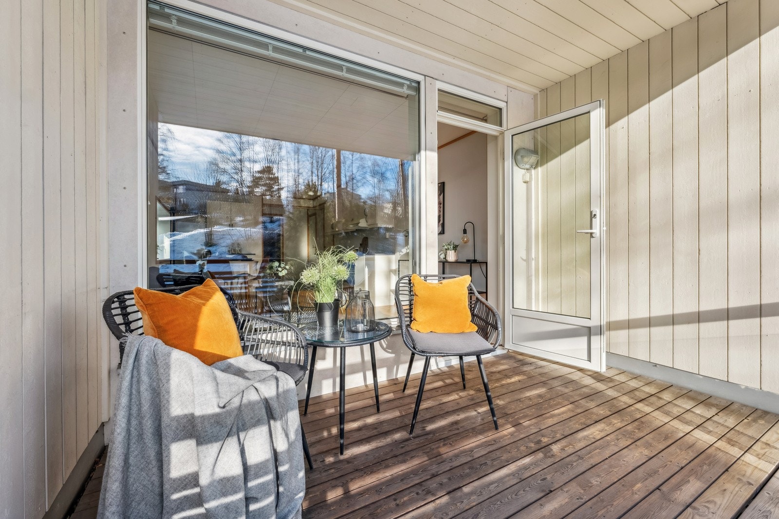 Romslig balkong med gode solforhold Galleribilde