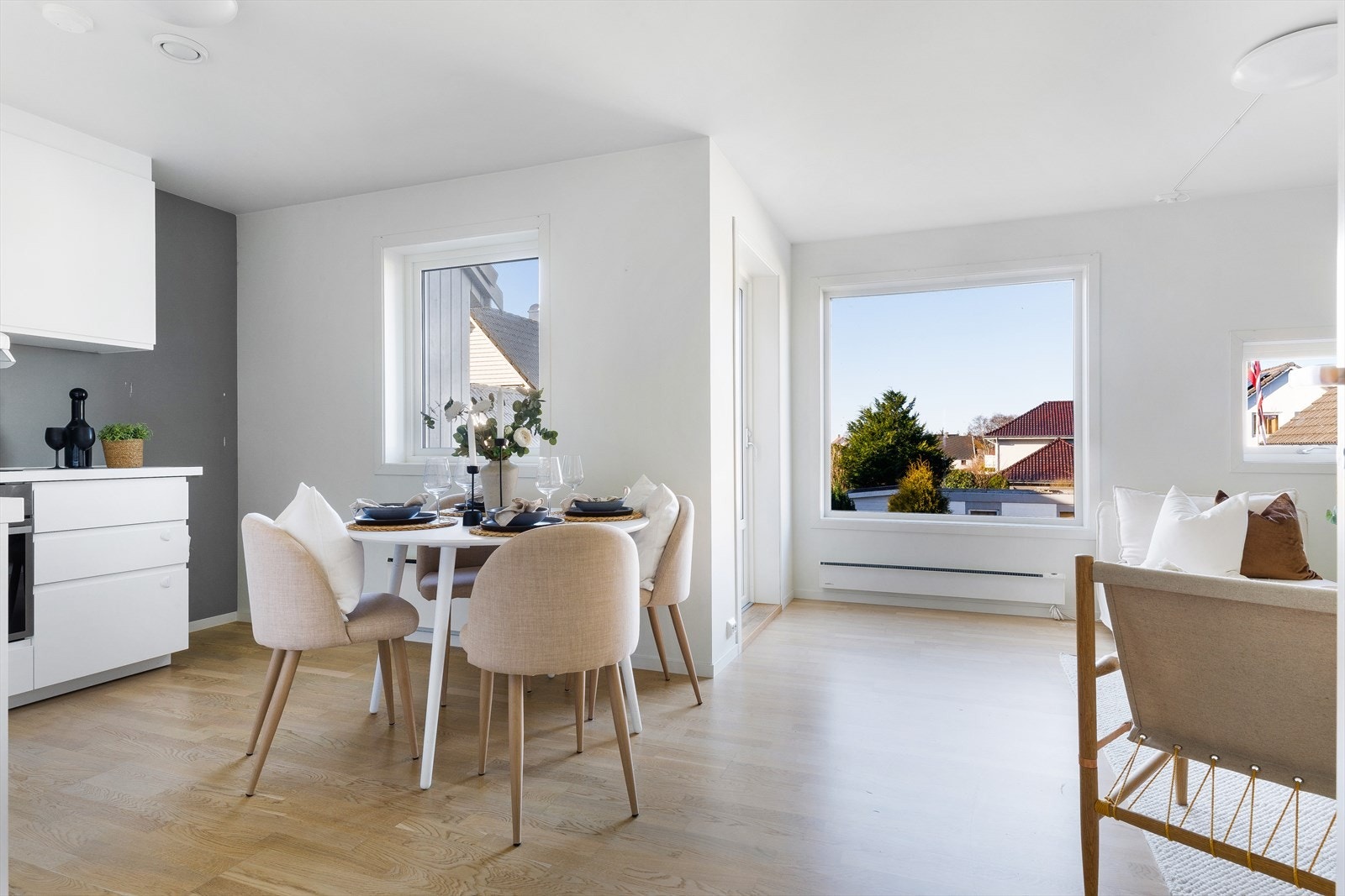 Planløsningen er praktisk hvor man har plass å innrede til sofagruppe, samt spisegruppe i tilknytning til kjøkkenet. Galleribilde