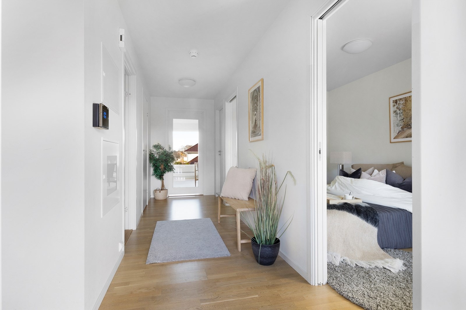 Entré med plass til å henge fra seg yttertøy og sko. Galleribilde