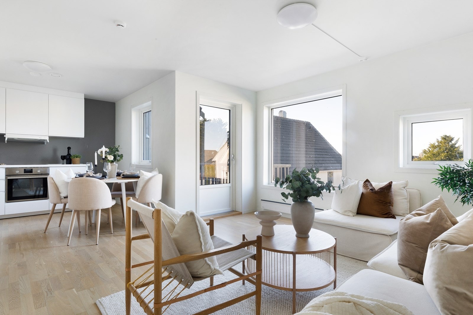 Leiligheten har gjennomgående gulv av parkett og moderne slette vegger. Galleribilde