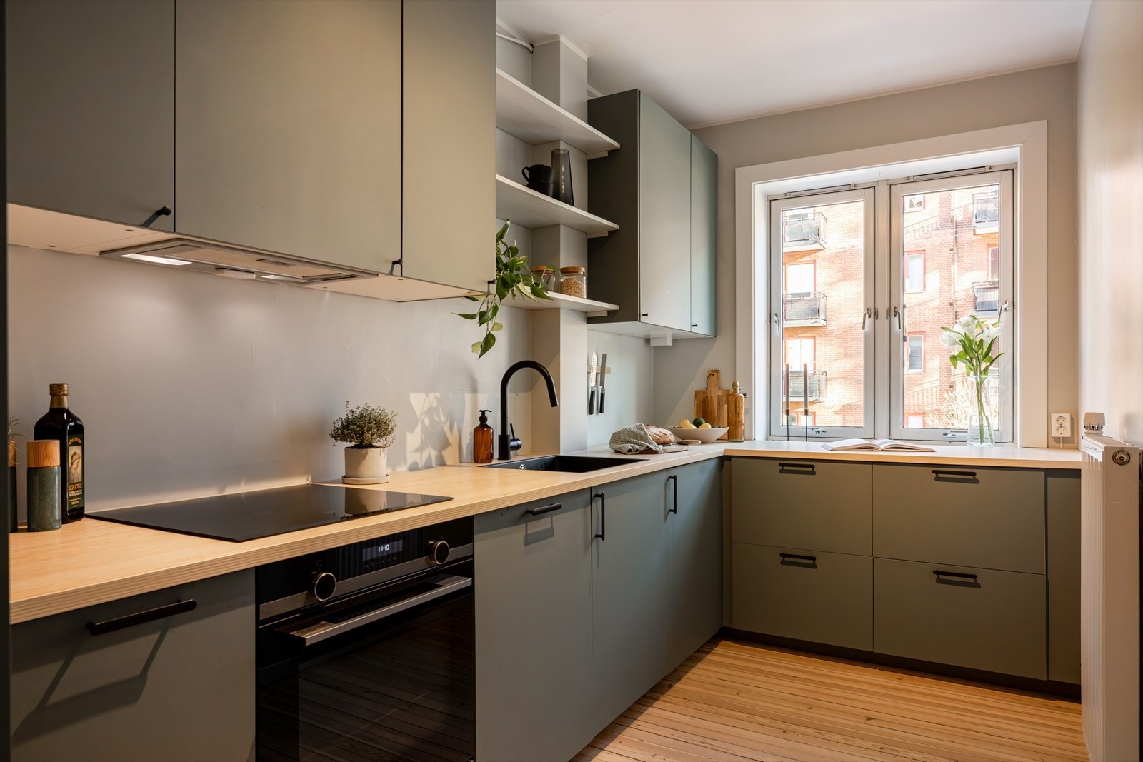 I 2021 ble kjøkkenet totalrenovert med nytt kjøkken fra IKEA som står i stil med resten av leiligheten Galleribilde