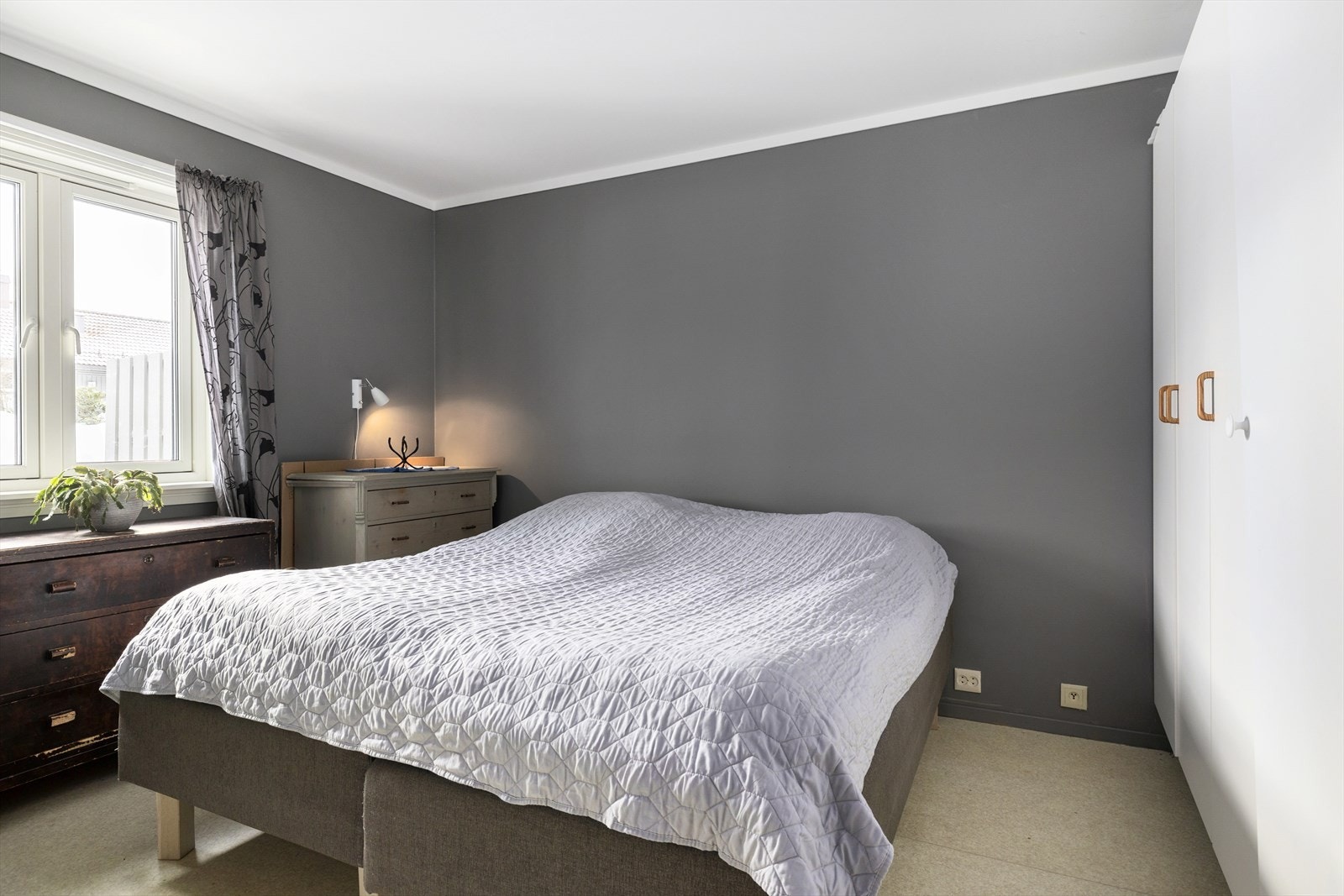Soverommet i leiligheten har plass til både dobbeltseng, kommode og masse skapplass. Galleribilde