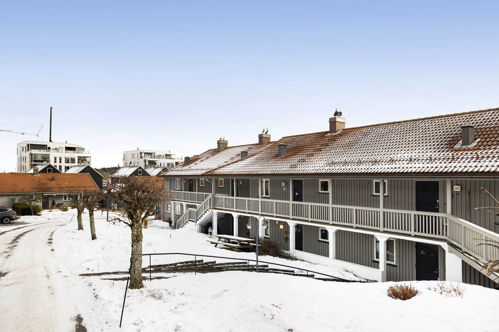 Trappefri adkomst og direkte utgang til en stor terrasse og et hyggelig felles grøntområde. Galleribilde