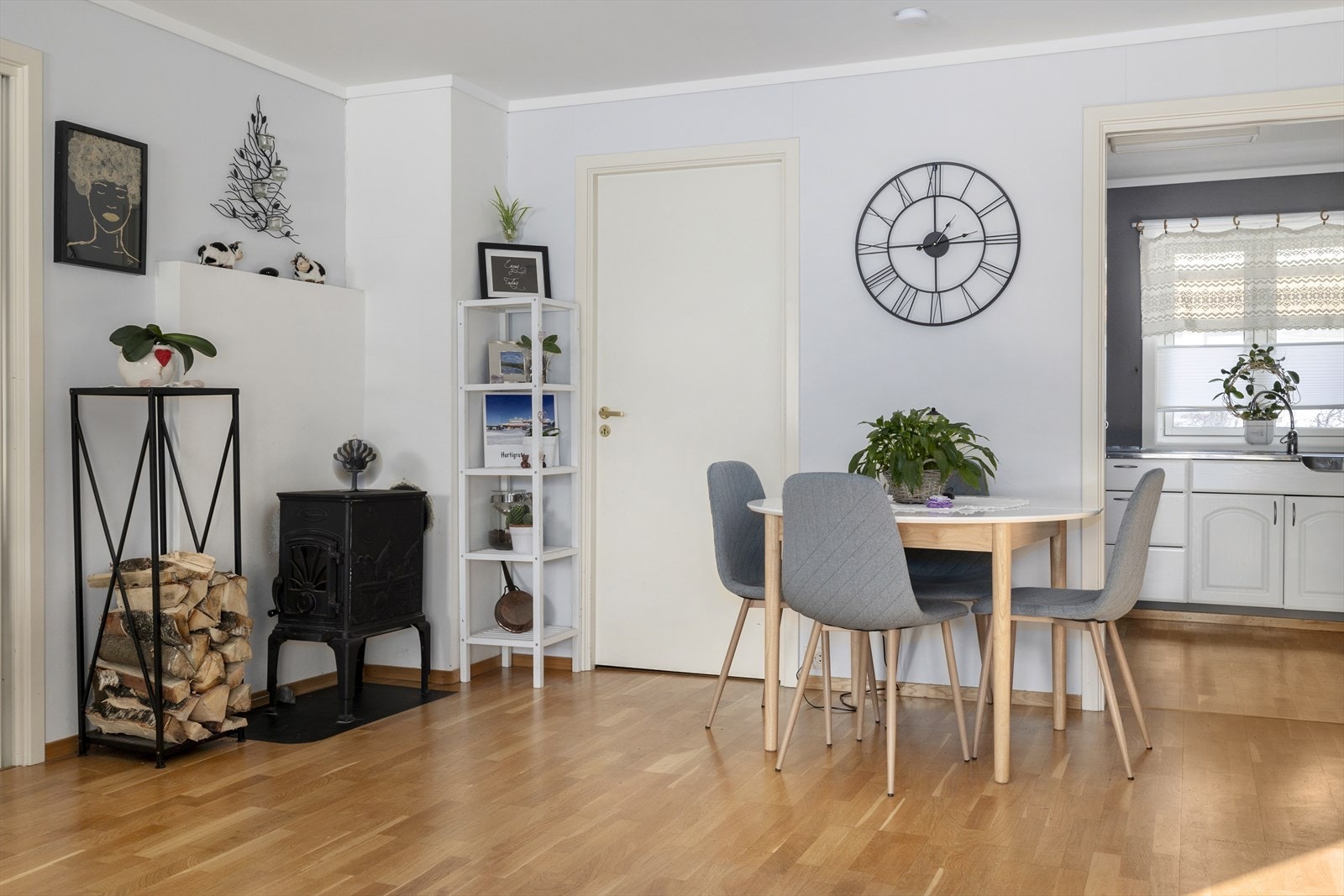 Mellom stue og kjøkken er det plass til spisebord. Galleribilde