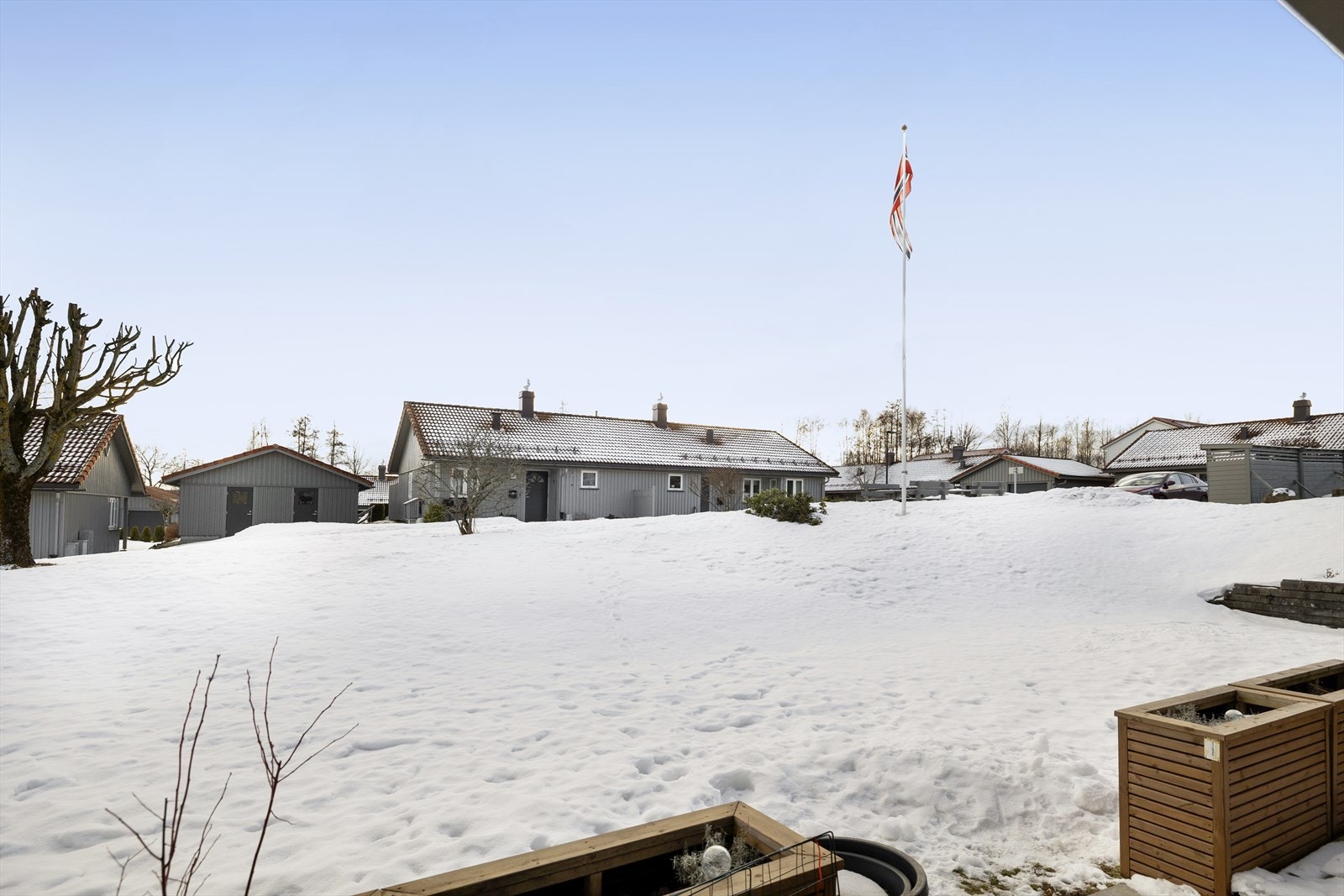 Med korte avstander til sjøen og vakre naturområder, tilbyr eiendommen en unik kombinasjon av naturskjønn ro og nærhet til nødvendige fasiliteter. Galleribilde