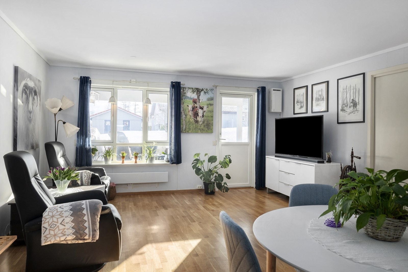 Store vindusflater ut til terrassen og fellesarealene utenfor. Galleribilde