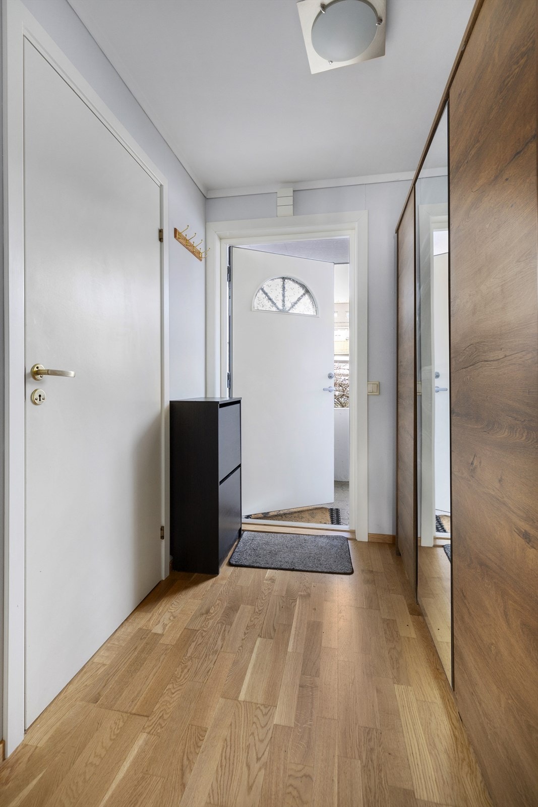 Romslig gang med god plass til å henge jakker og sette skoene. I tilknytning til gangen er den er stor bod. Galleribilde
