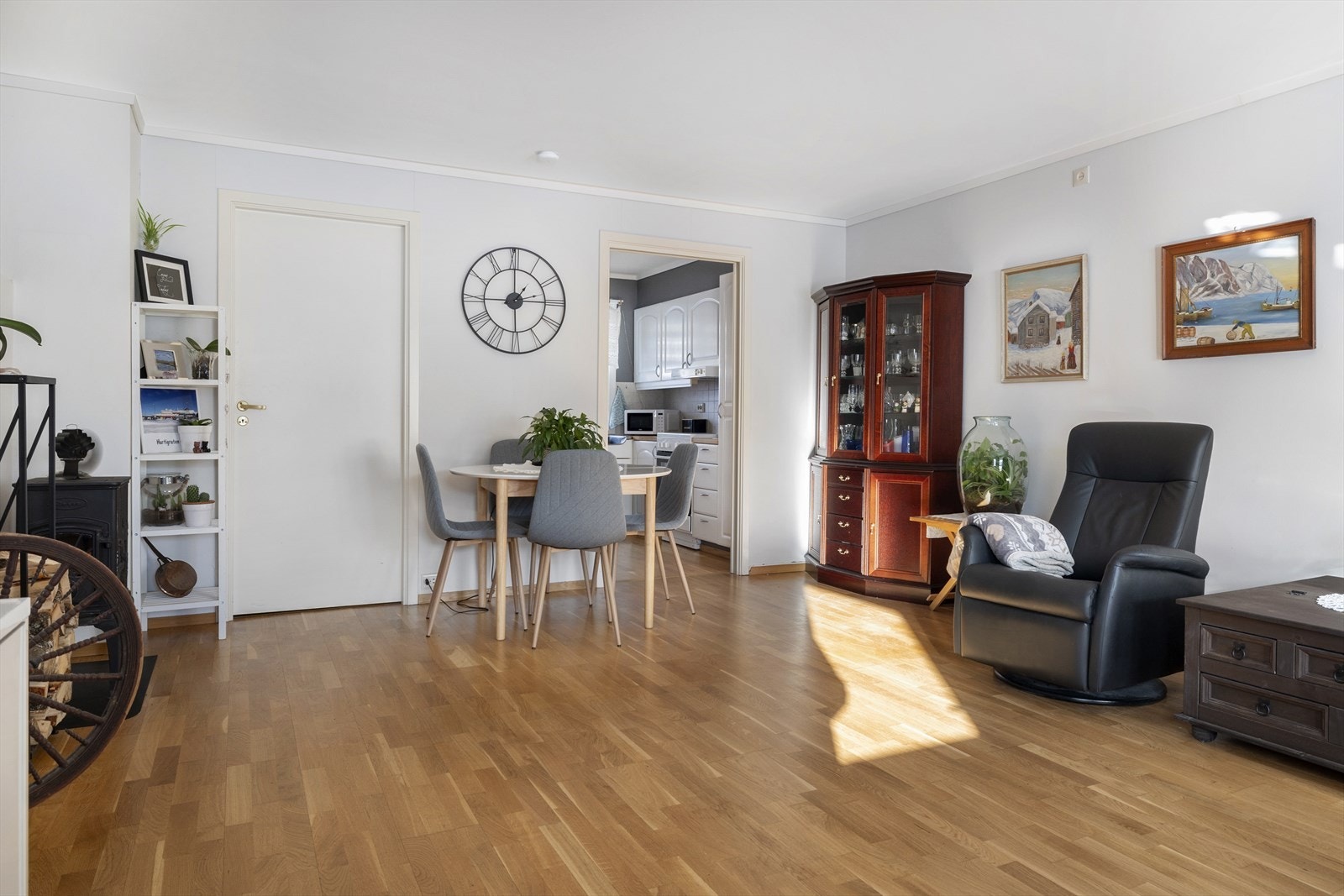 I stuen har man fine møbleringsmuligheter. Her kan man både ha sittegruppe og spisestue. Galleribilde