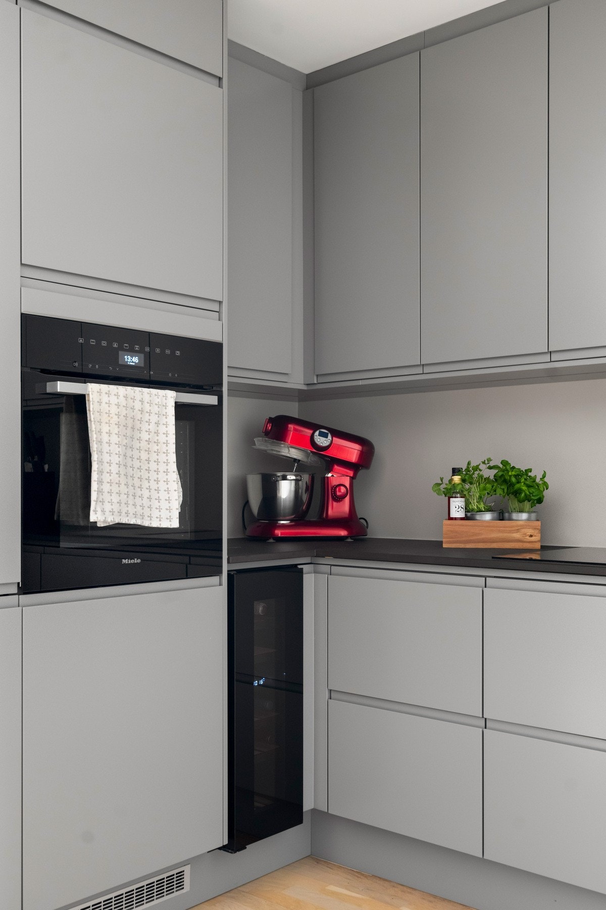 Det er godt med skap og benkeplass på kjøkkenet. Galleribilde