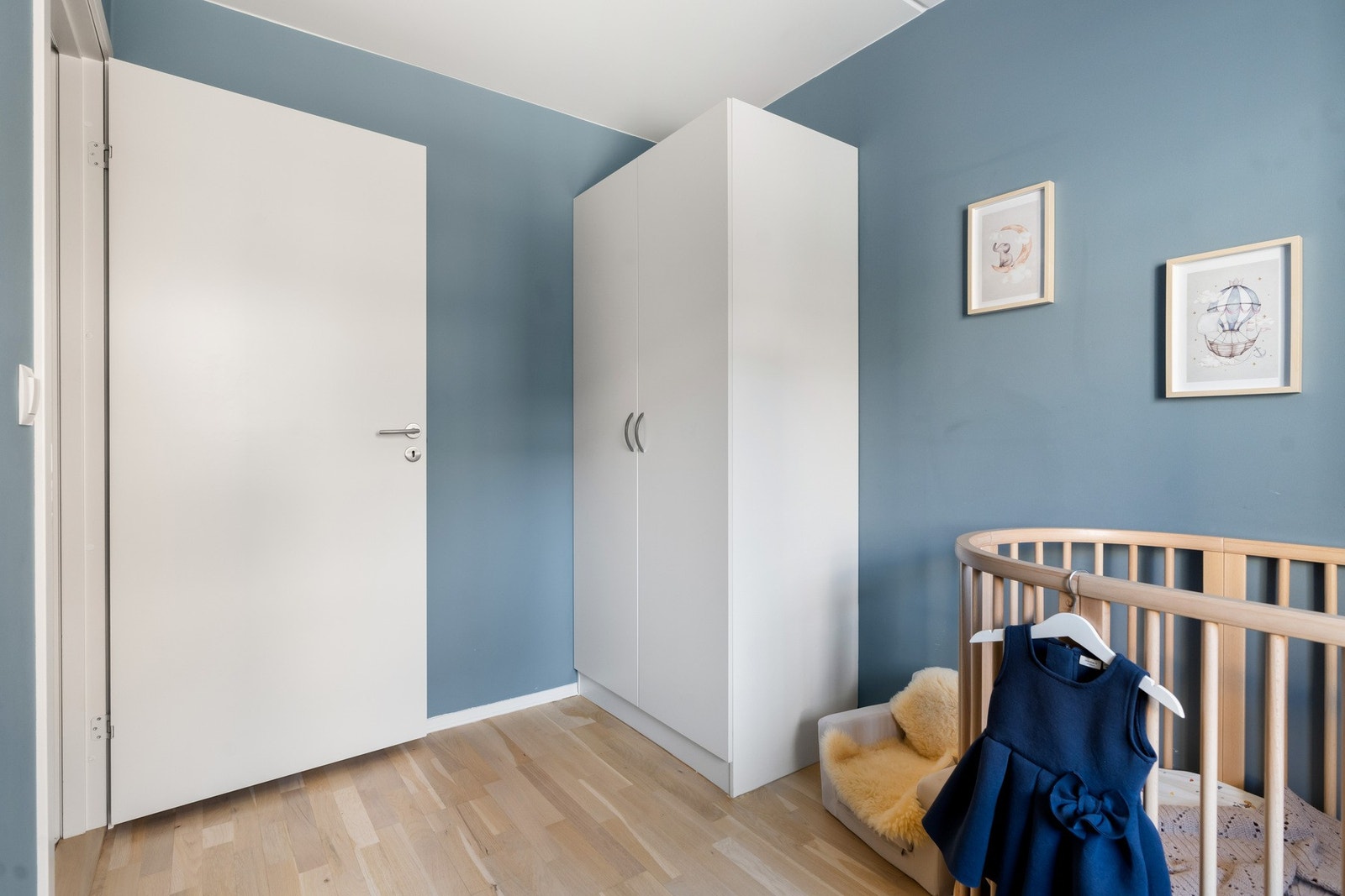 Soverommet er malt i lune og behagelige farger av moderne karakter. Galleribilde