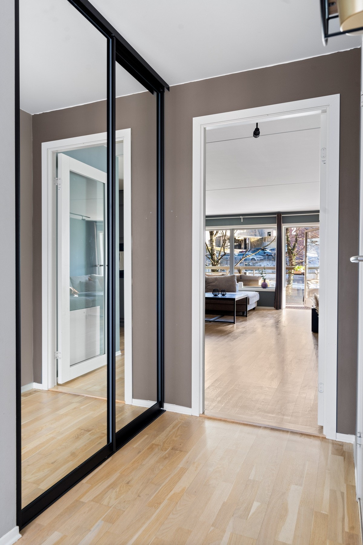 Her har du god plass til å sette fra deg sko og yttertøy Galleribilde