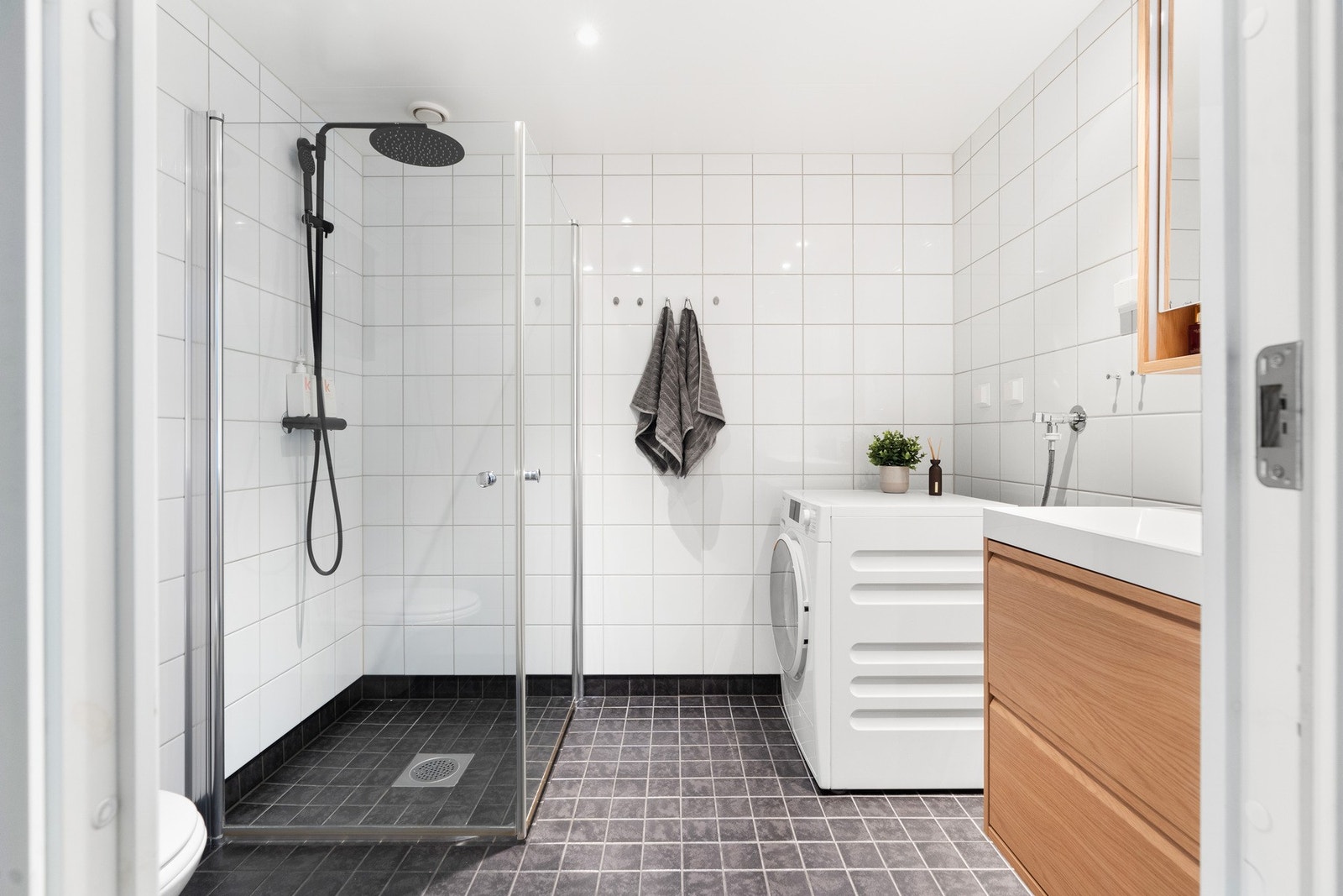 Bad fra byggeår, badet har flislagte overflater med varme på gulv. Galleribilde