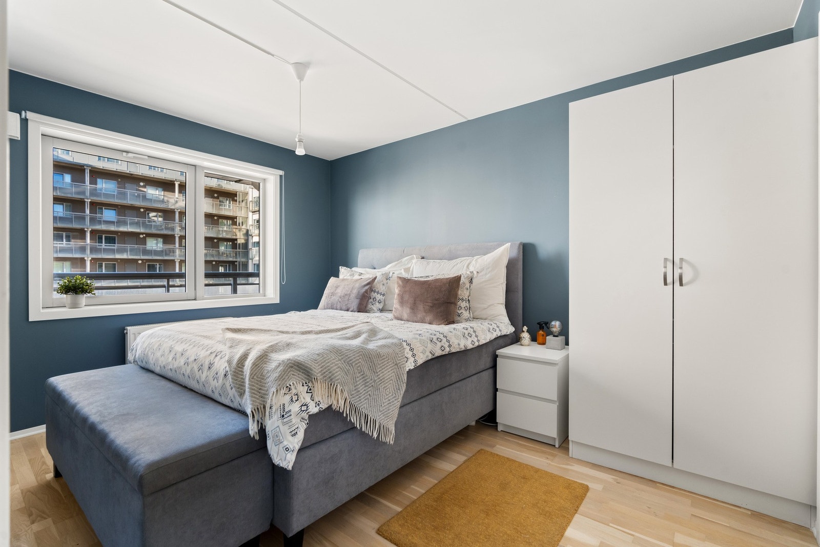 Her har du god plass til stor garderobe for oppbevaring av klær, samt som du har adkomst til et walk-in. Galleribilde