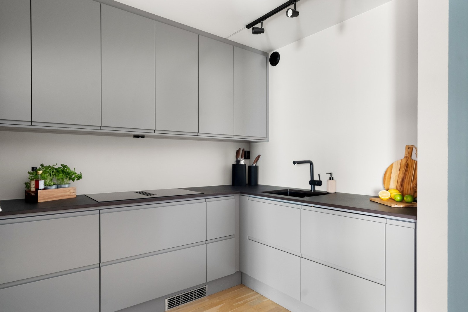 Kjøkkenet består av et kjøleskap med fryser, vinkjøler, oppvaskmaskin, stekeovn og platetopp med integrert ventilator. Hvitevarene er fra Miele, vinskap fra Temptech og Kombiskap fra Samsung. Galleribilde