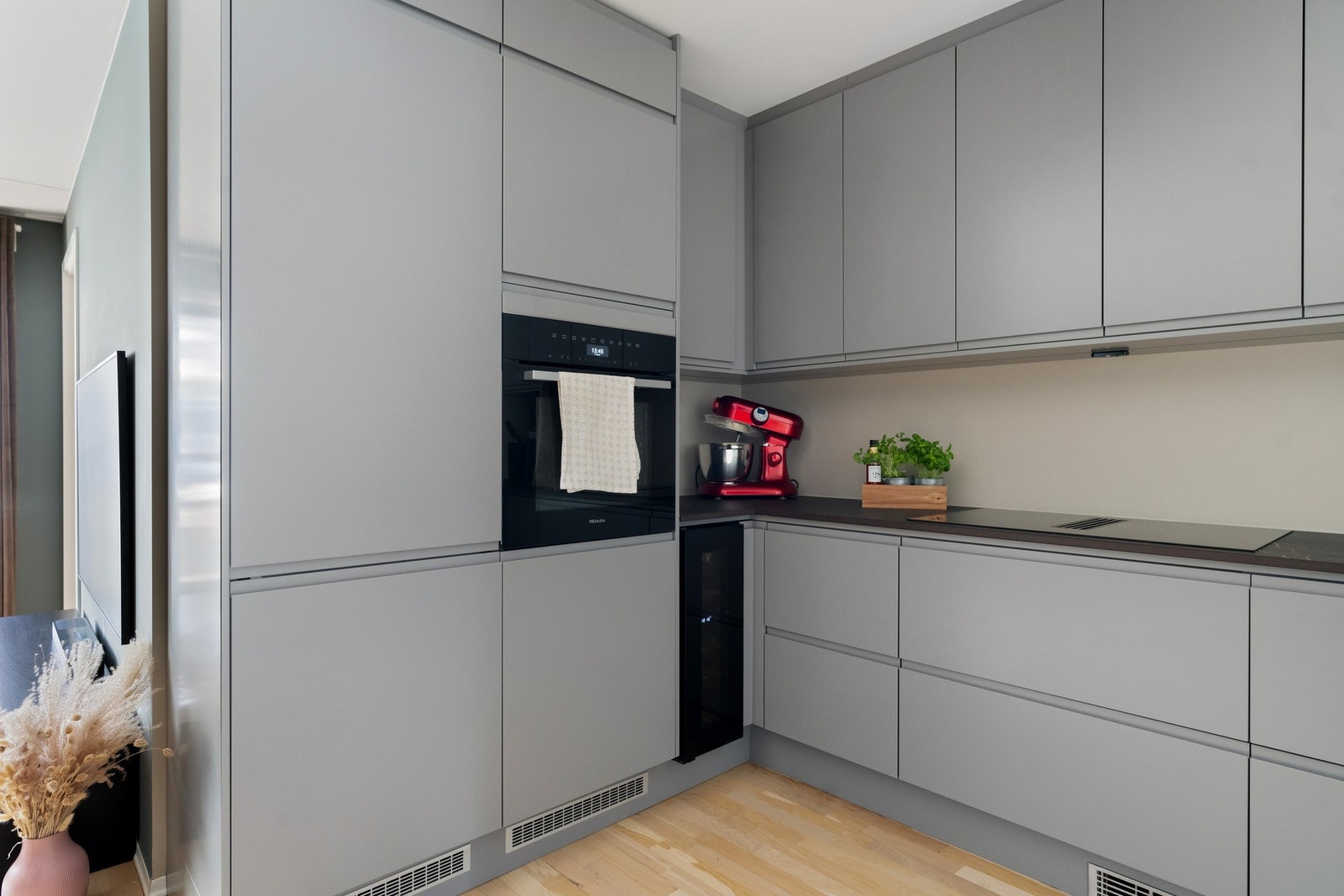 Kjøkkeninnredning fra 2023, Epoq med glatte fronter og benkeplate av dekton. Galleribilde