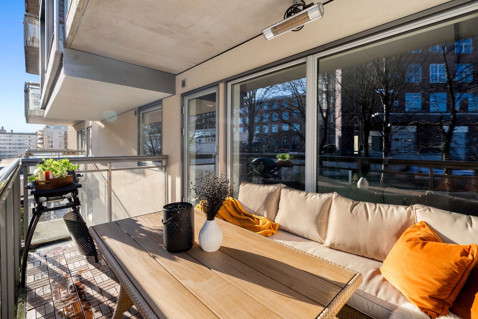 Vi starter ute med denne fine uteplassen. Fra stuen har man utgang balkong på hele 8kvm. Galleribilde