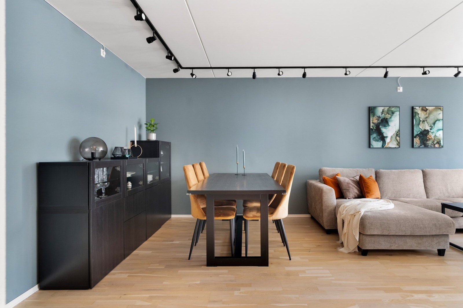 Stuens romslige størrelse gir god plass til et romslig spisebord. Her kan venner og familie samles til alle døgnets måltider. Galleribilde