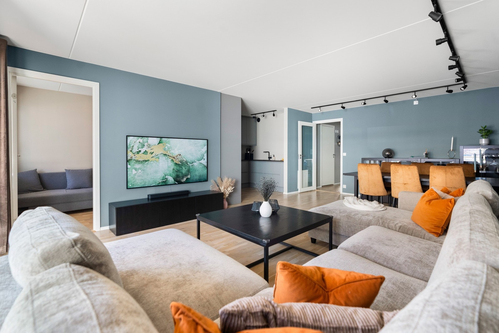 Fra stuen inn mot et av tre soverom. Galleribilde