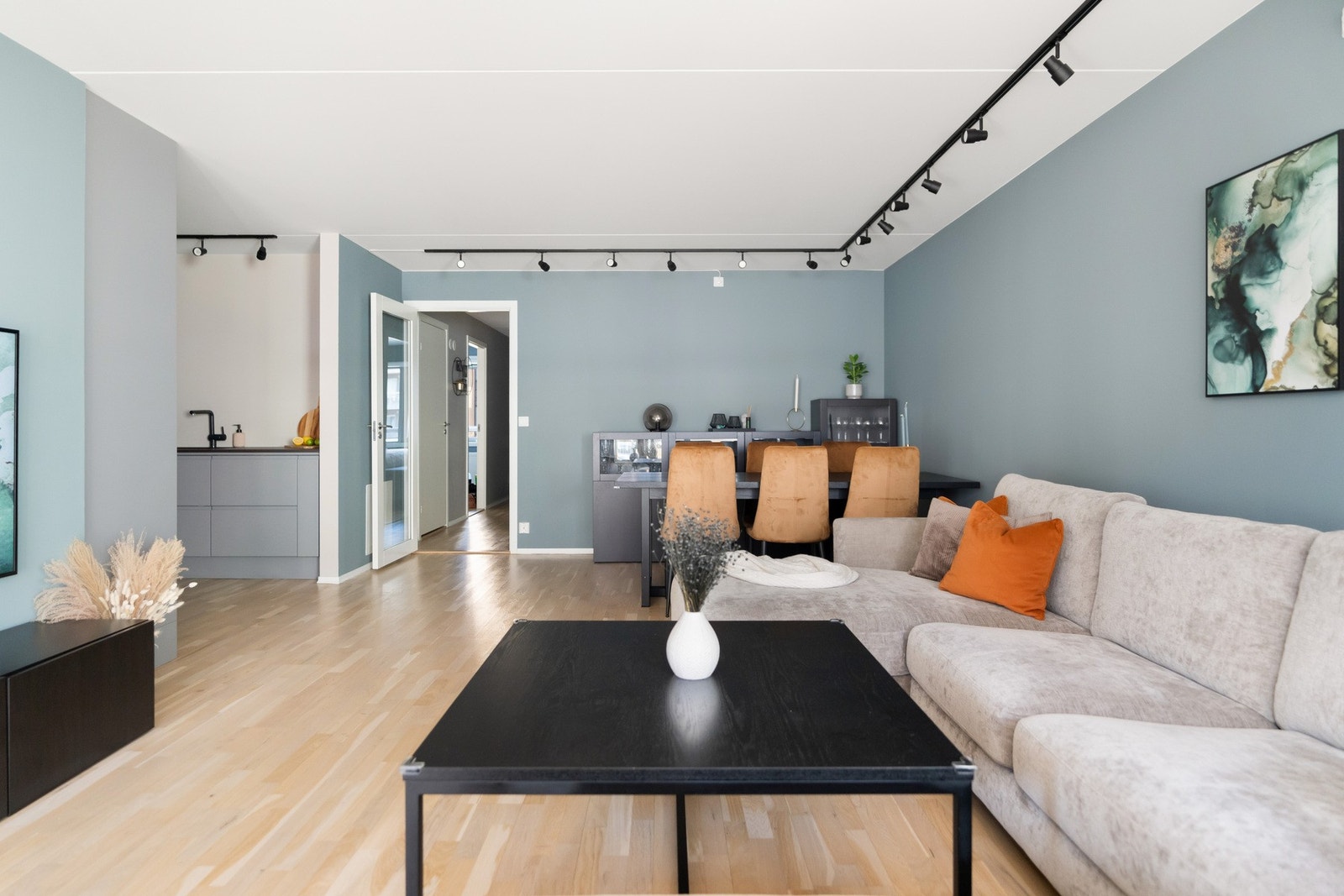 Stuen er av svært god størrelse og har plass til sofaseksjon og diverse møblement. Galleribilde