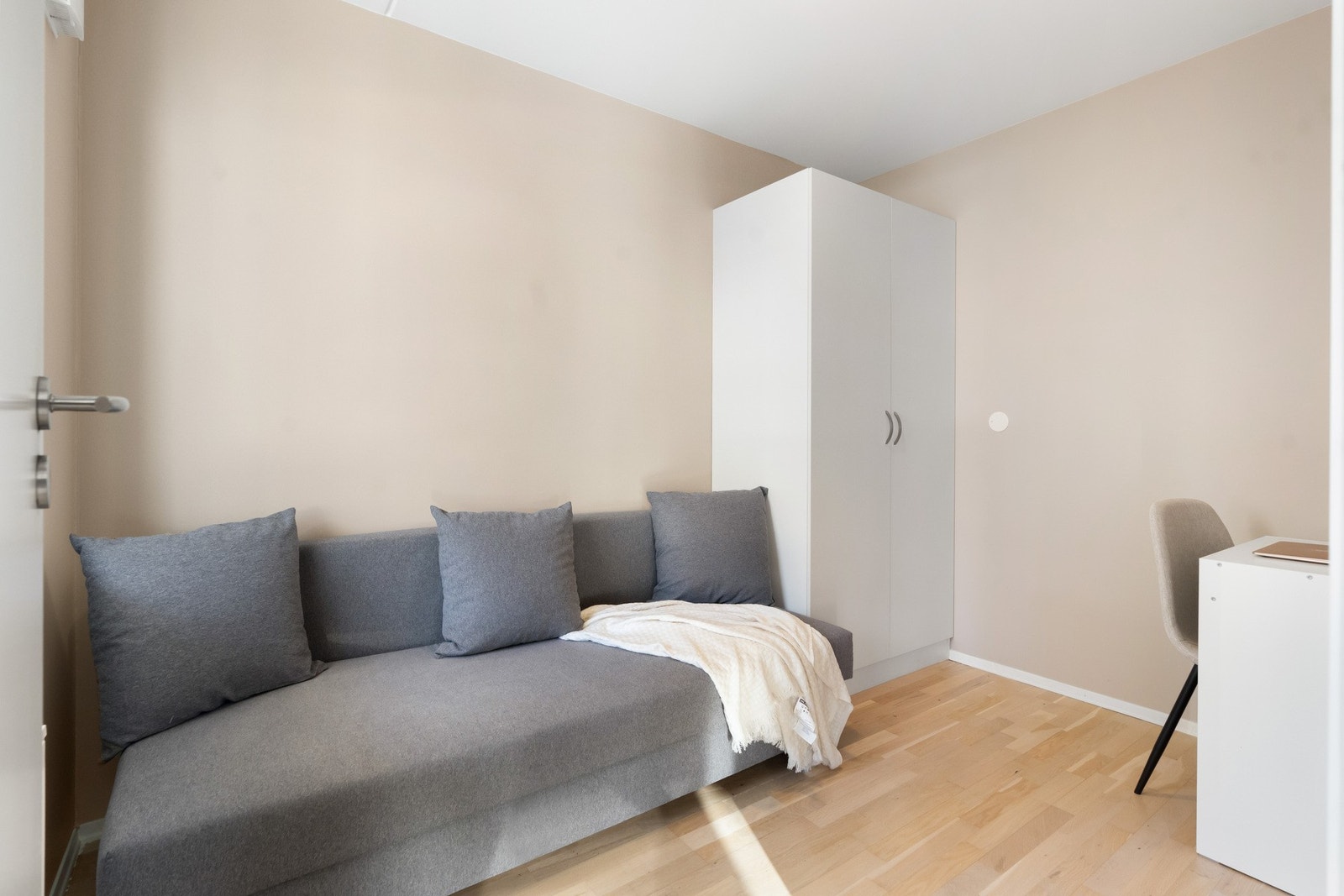 Boligen siste soverom brukes som et gjesterom, men kan ved enkle grep bli et soverom eller et kontor. Alt etter behov! Galleribilde