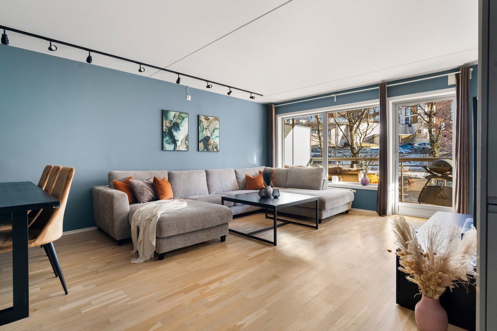 De store vindusflatene slipper inn rikelig med lys og skaper en herlig atmosfære i stuen. Galleribilde