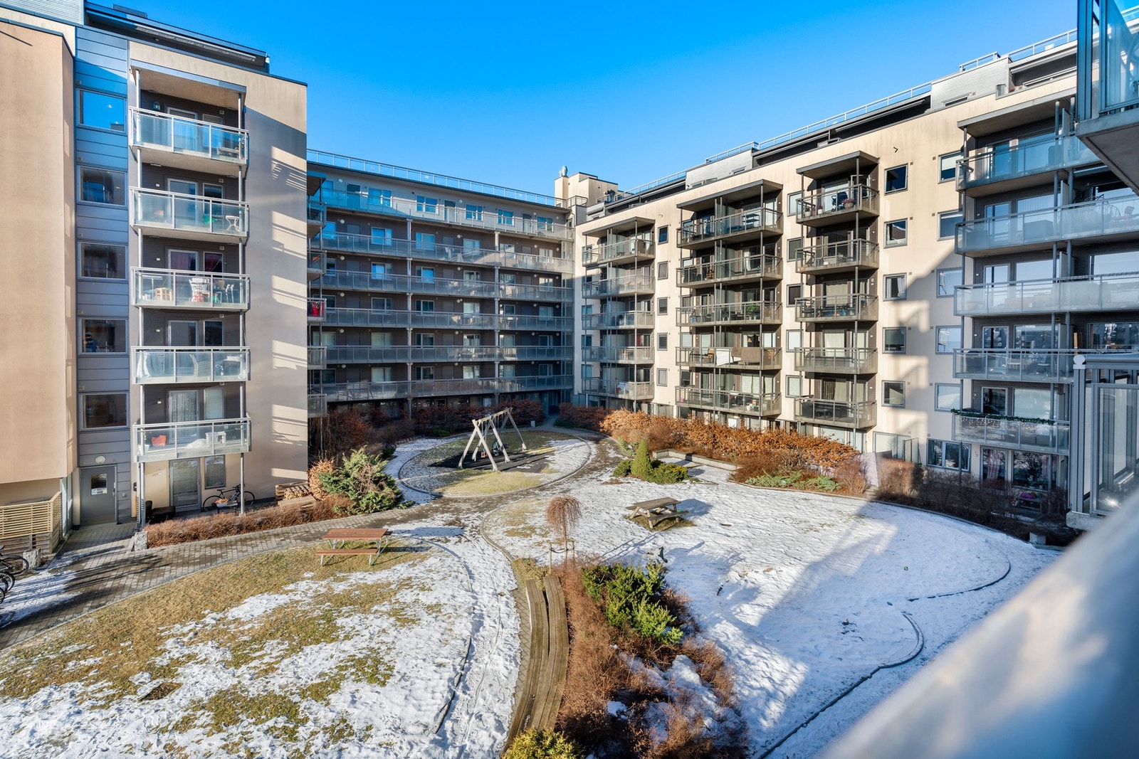 2 av soverommene ligger ut mot svalgang og mot fellesgård. God avstand til de andre leilighetene i sameiet. Galleribilde