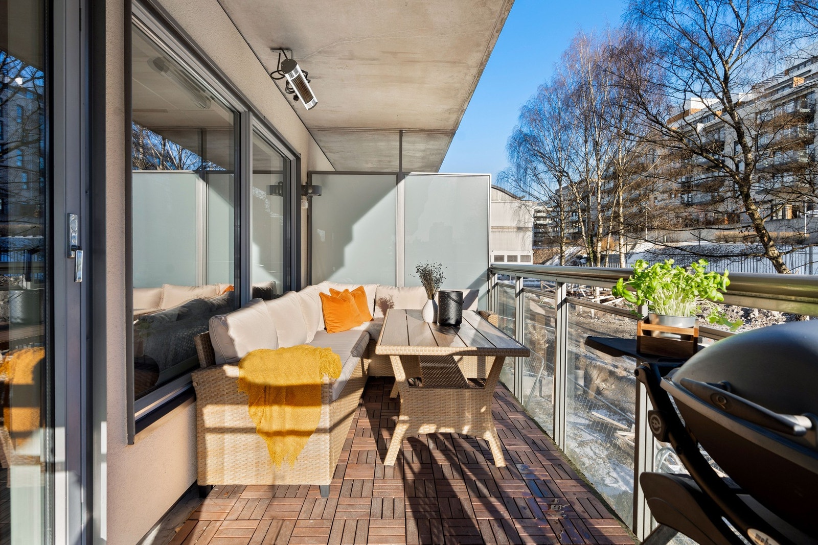 Balkongens store størrelse gir god plass til utemøbler og grill. Galleribilde