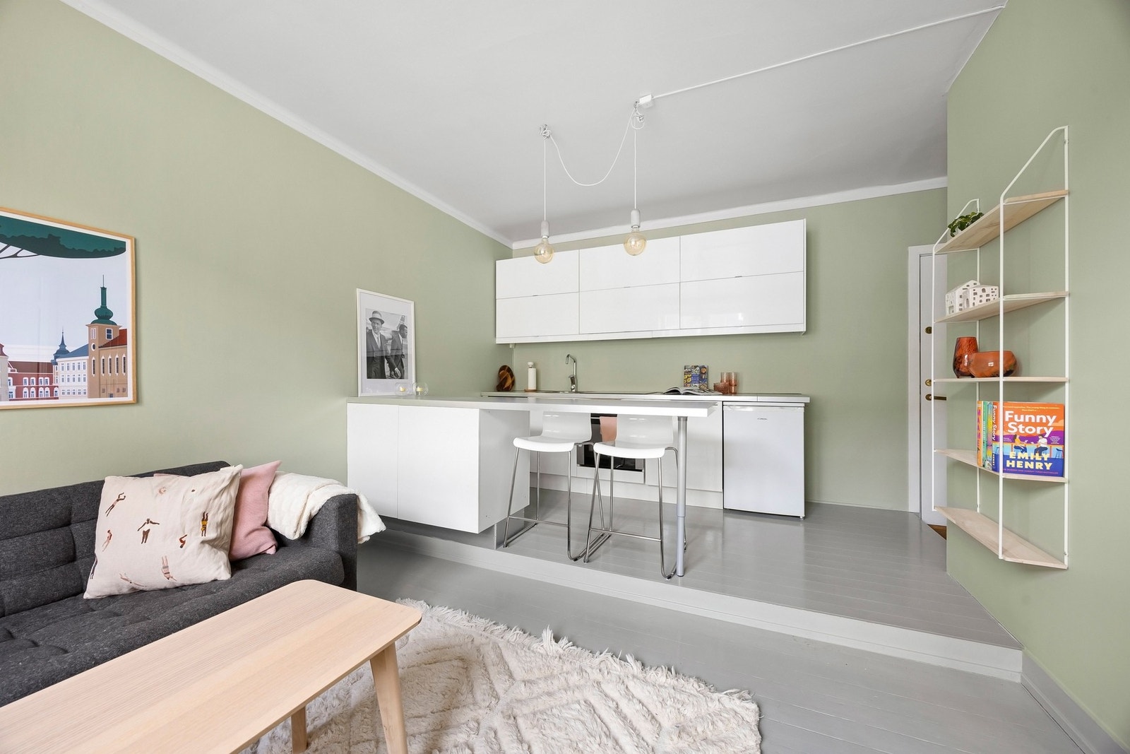 Stue og kjøkken i åpen løsning legger godt til rette for hyggelige, sosiale sammenkomster. Galleribilde