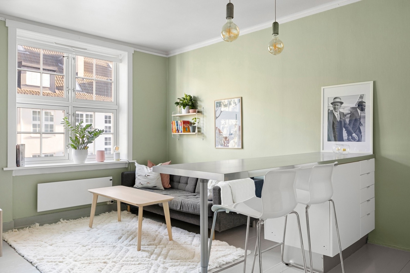 Praktisk kjøkkenøy gir ekstra benkeplass. Galleribilde