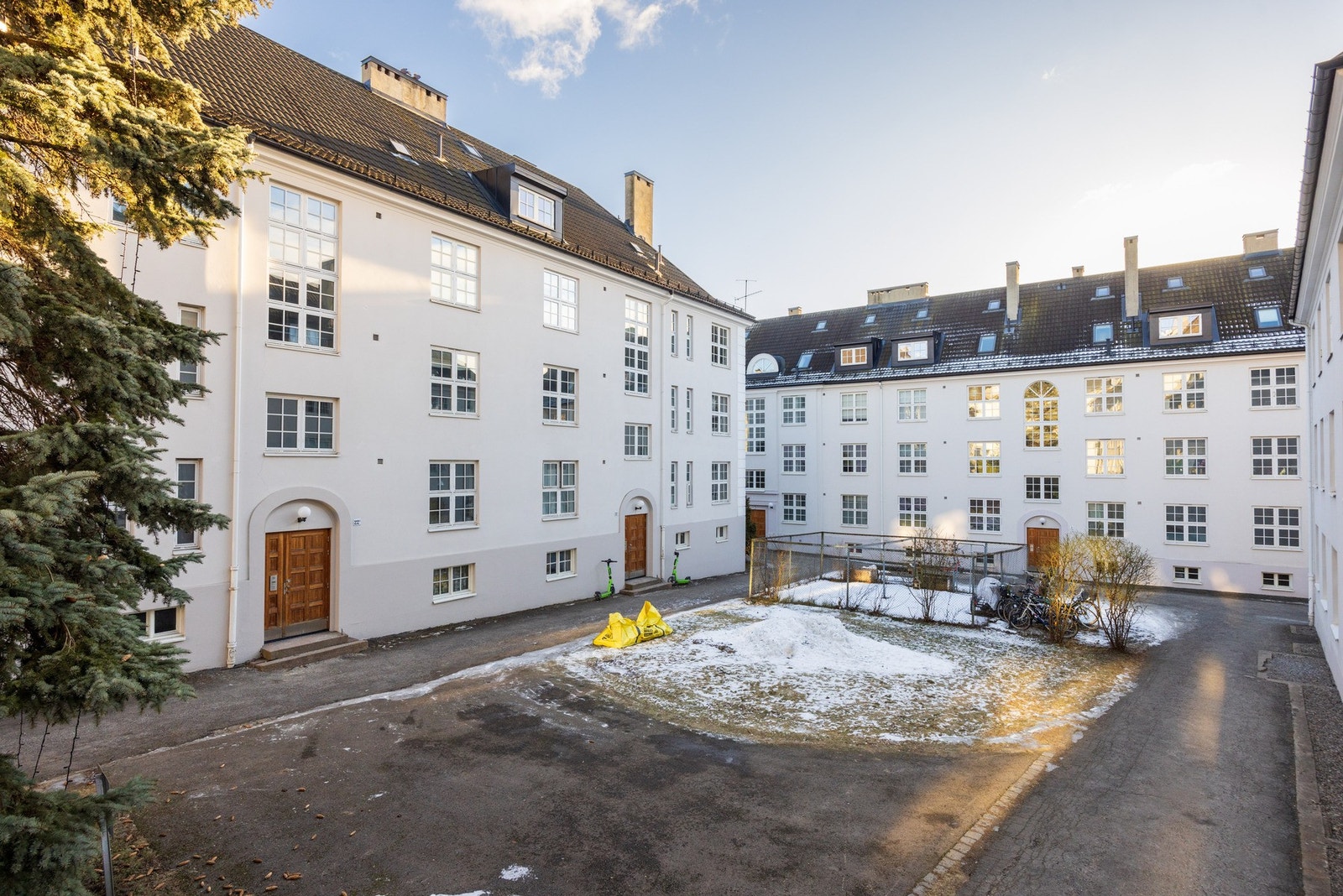 Boligen ligger godt skjermet fra trafikk, i indre gårdsrom. Galleribilde