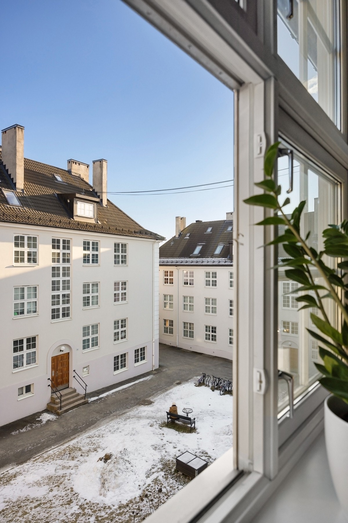 Store vindusflater sørger for rikelig med naturlig lysinnslipp. Galleribilde