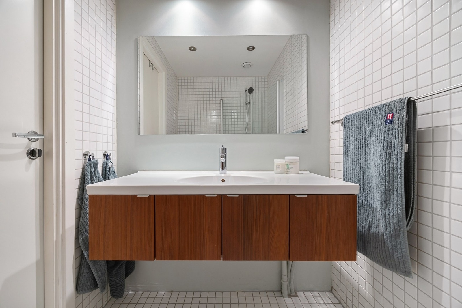 Delikat servant med gode oppbevaringsmuligheter. Galleribilde