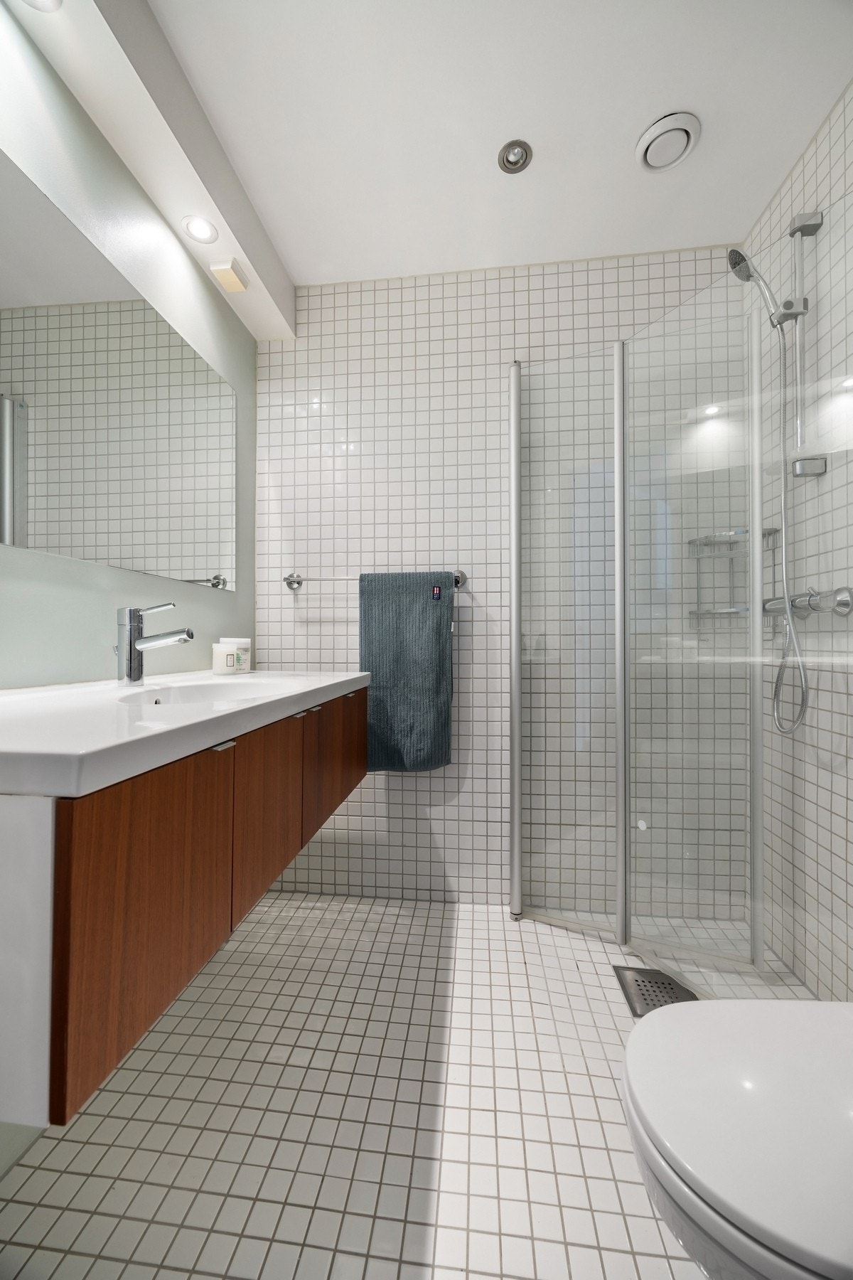 Flislagt baderom fra 2005 med varmekabler i gulv. Galleribilde