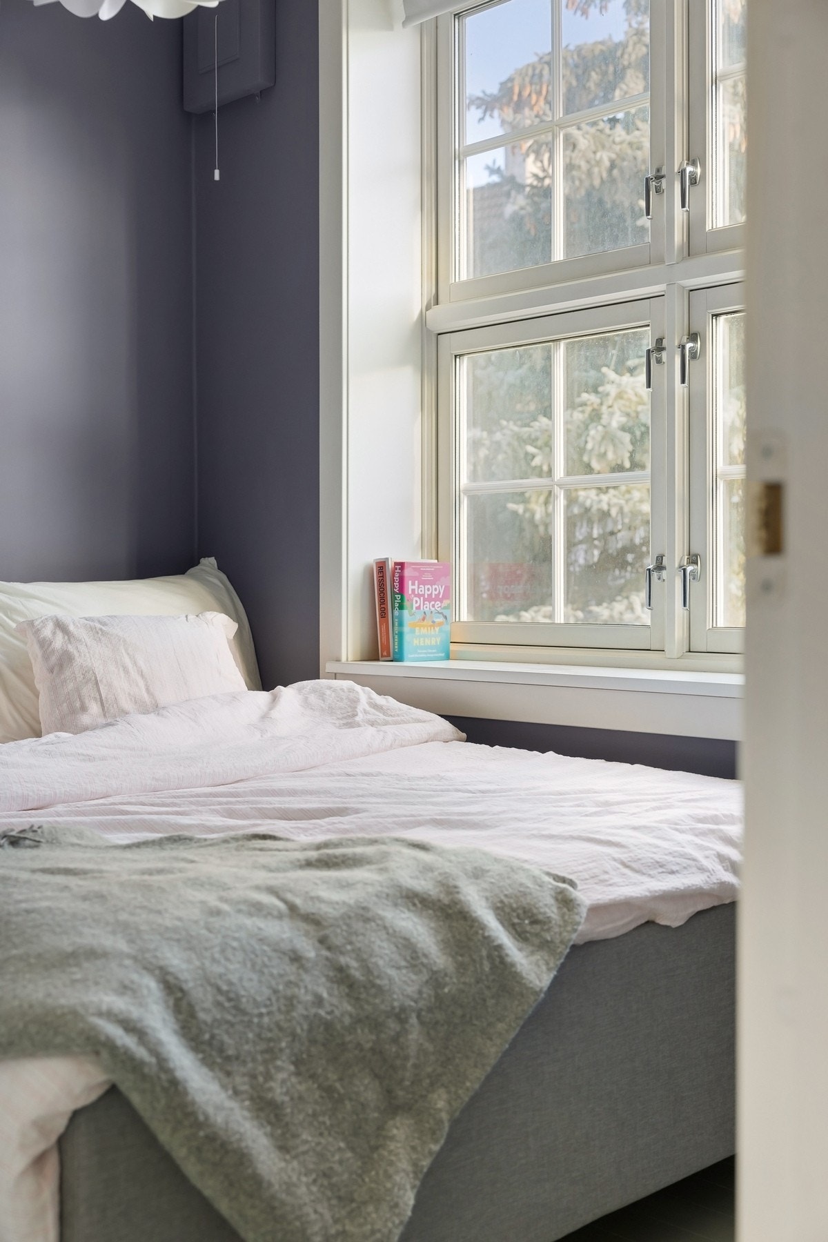 Legg merke til treet som skjermer for innsynet på soverommet. Galleribilde