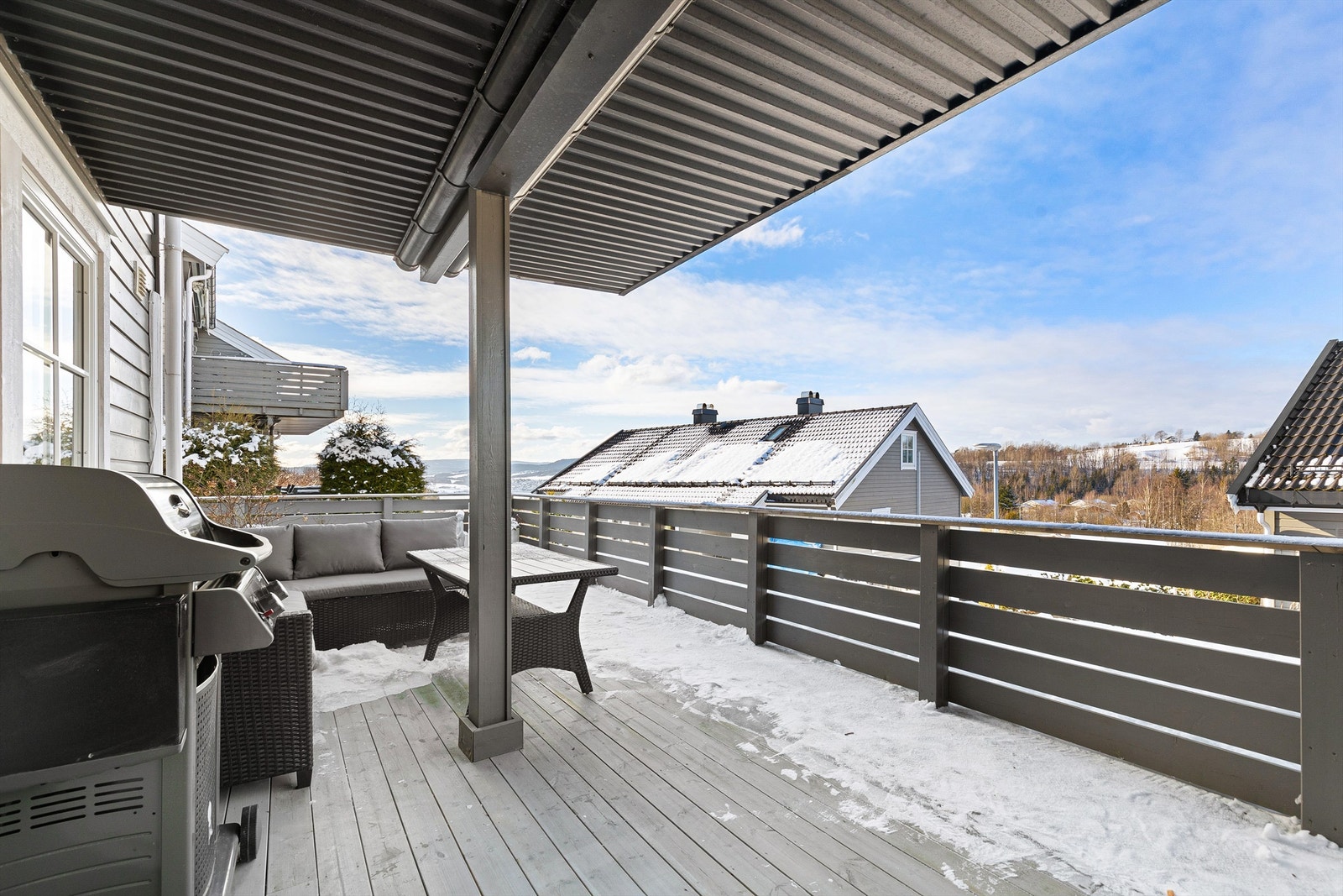 Stor solrikt beliggende terrasse med flott utsikt Galleribilde