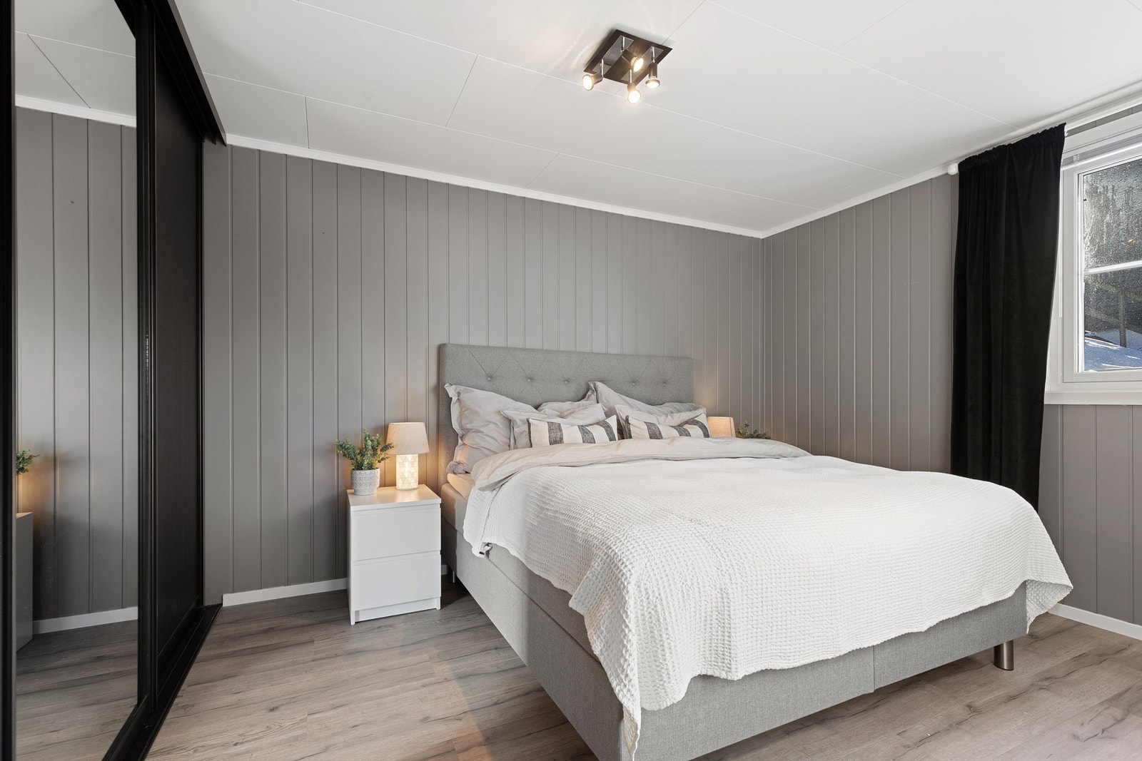 Soverom med skyvegrderobe med bod i bakkant Galleribilde