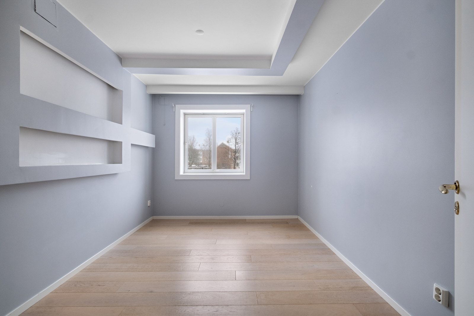 - Romslig hovedsoverom med god plass til dobbeltseng med tilhørende nattbord - Galleribilde