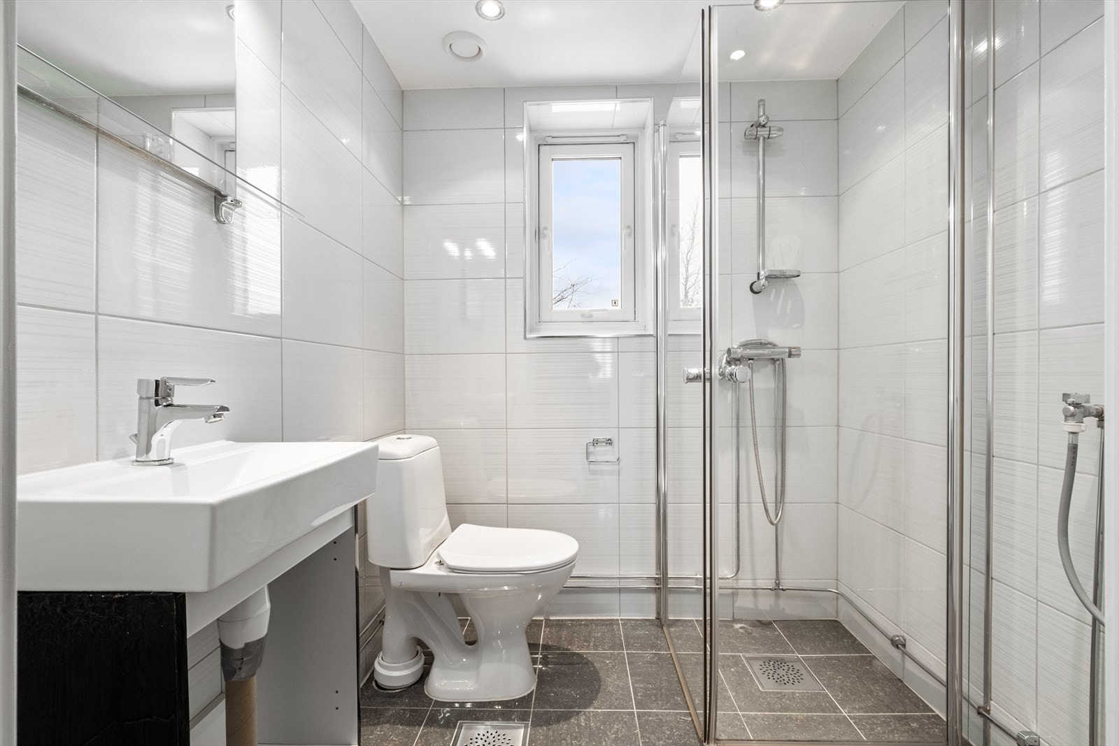 - Flislagt baderom. Baderommet ble pusset opp i regi av borettslaget i 2014 - Galleribilde