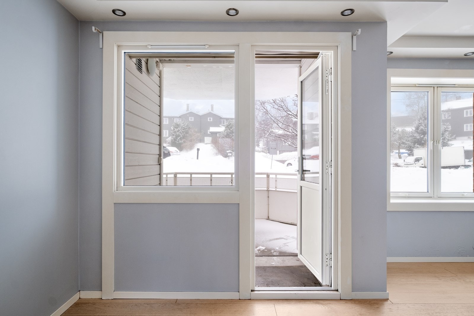 - Store vindusflater som gir rikelig med luft og lys samt utgang til innglasset balkong. Vinduer er fra 2007 - Galleribilde