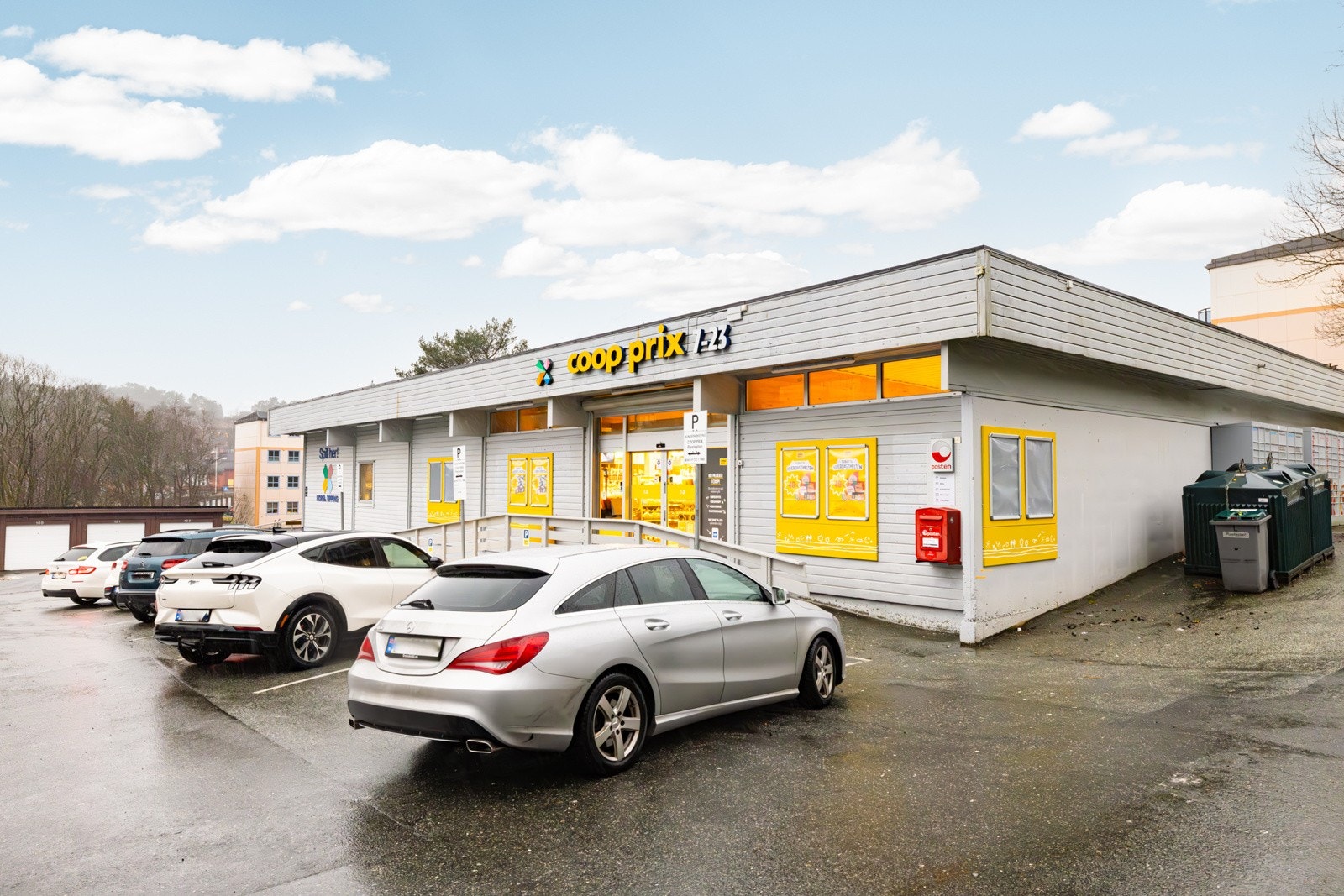 Det er rikelig med butikker i nærområdet, Coop Prix er en av de. Butikken er ca. 5 min gange fra leiligheten. Galleribilde