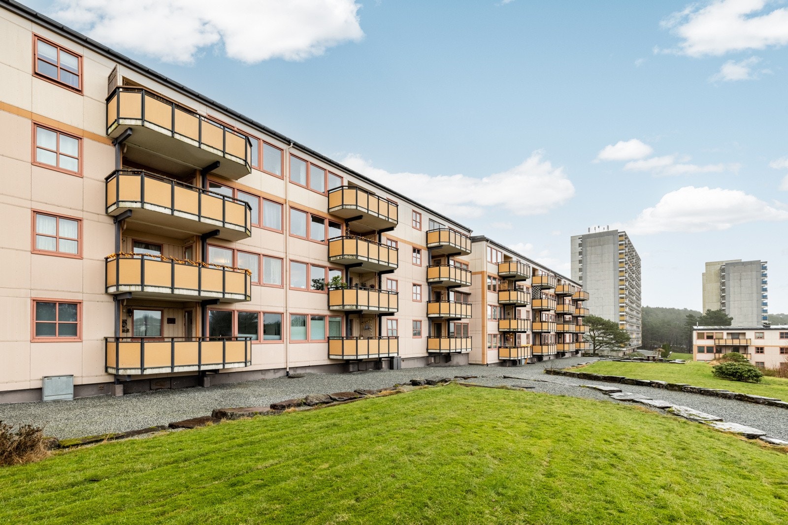 Leiligheten ligger sentralt, men samtidig er det naturskjønne omgivelser som gir deg gleden fra to verdner. Galleribilde