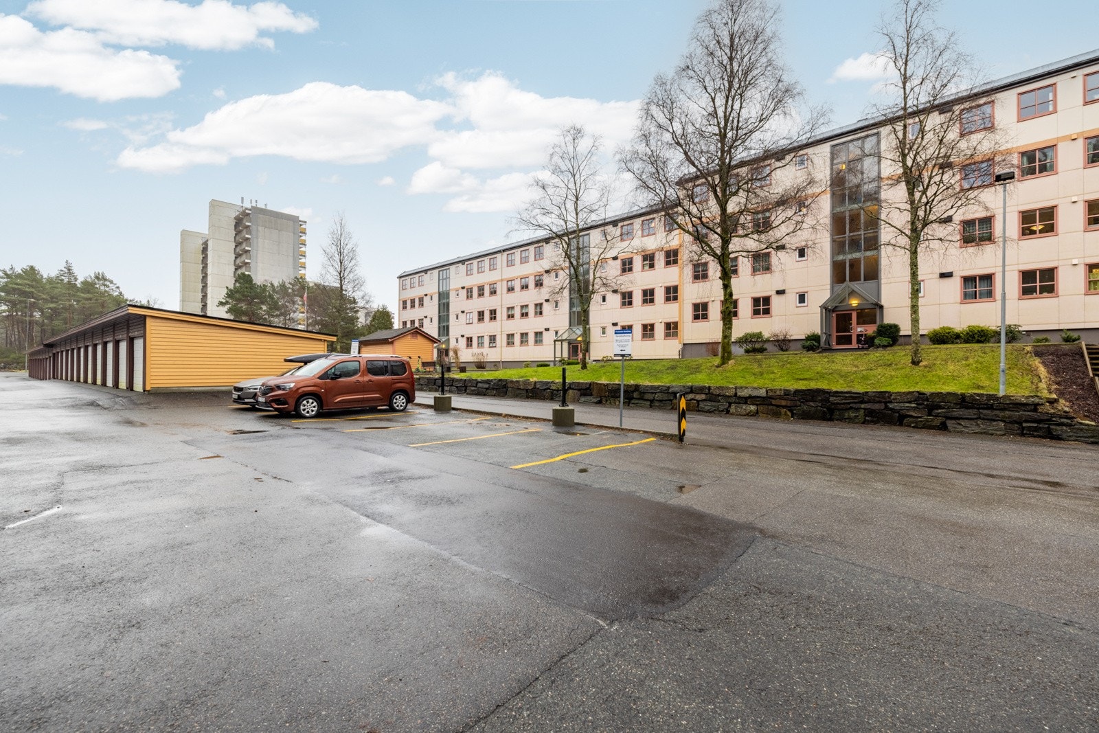 Det er godt med parkering for beboere og gjester. Galleribilde